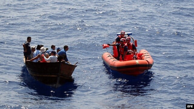 Balseros cubanos son interceptados por los guardias estadounidenses unas 82 millas al suroeste de Cayo Hueso, Florida, en 2007.