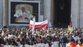  Vista del papa Benedicto XVI en una pantalla durante la última audiencia pública de su pontificado, en la Ciudad del Vaticano. 