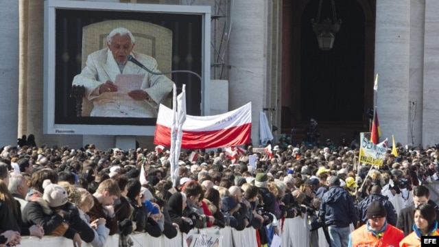  Vista del papa Benedicto XVI en una pantalla durante la última audiencia pública de su pontificado, en la Ciudad del Vaticano. 
