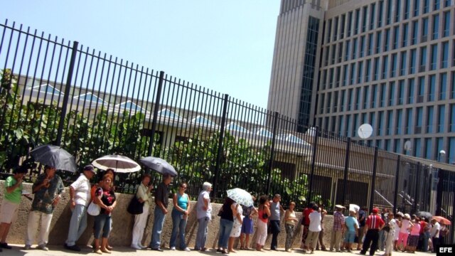 Un grupo de personas espera para entrar en la entrada de la Sección de Intereses de EEUU en La Habana. 