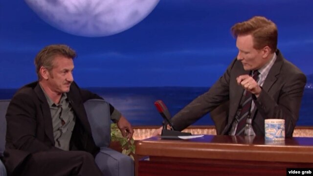 Sean Penn es entrevistado sobre Cuba por la estrella de TBS Conan O'Brien.