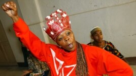 Un toque de tambor en honor a Shangó, deidad afrocubana que se sincretiza con Santa Bárbara.