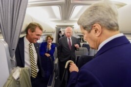 Kerry en el avión junto a los senadores Jeff Flake, Amy Klobuchar y Patrick Leahy.