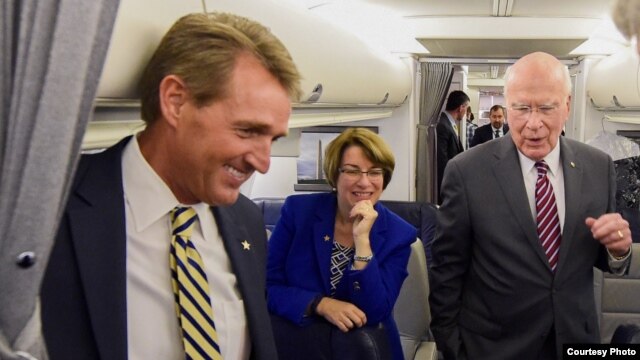 Los senadores Jeff Flake, Amy Klobuchar y Patrick Leahy.
