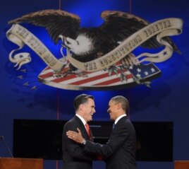 Obama (d) y Romney (i), en medio del debate presidencial en la Universidad de Denver el 3 de octubre del 2012.