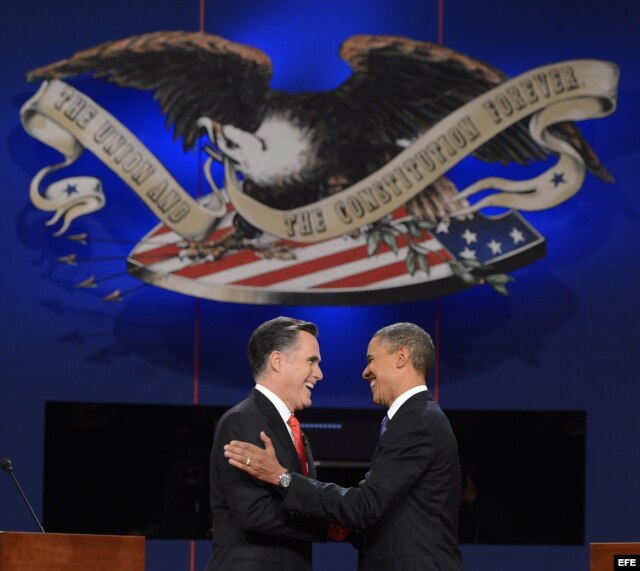 Obama (d) y Romney (i), en medio del debate presidencial en la Universidad de Denver el 3 de octubre del 2012.