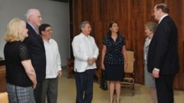 Foto de archivo: Los senadores Patrick Leahy (2do. izq.) y Richard Shelby (der.) se reunieron con el gobernante Raúl Castro (c) en febrero de 2012 en La Habana.