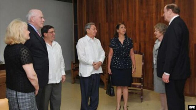 Foto de archivo: Los senadores Patrick Leahy (2do. izq.) y Richard Shelby (der.) se reunieron con el gobernante Raúl Castro (c) en febrero de 2012 en La Habana.