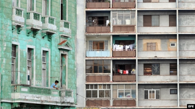 Vista de dos edificios de La Habana. 