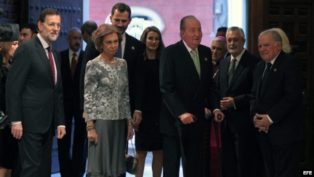Los reyes de España, don Juan Carlos y doña Sofía, acompañados por los príncipes de Asturias, el presidente del Gobierno español, Mariano Rajoy.
