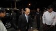 El presidente de Birmania, Thein Sein (c), llega al aeropuerto internacional de Rangún, Birmania hoy, viernes 17 de mayo de 2013,para emprender viaje rumbo a EE.UU. Por primera vez desde 1964 un presidente birmano visitará EE.UU. El último que lo hizo fue