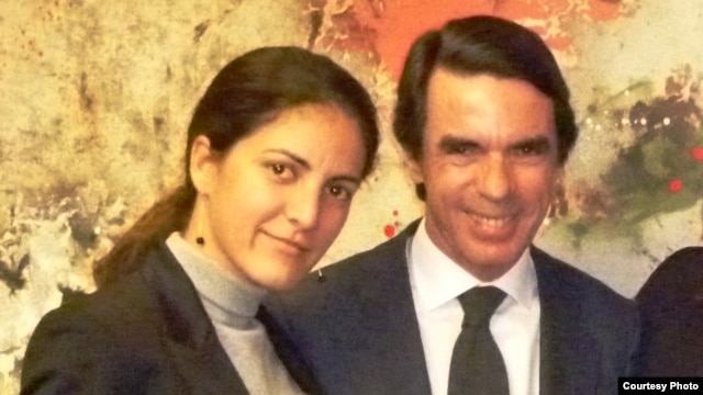José María Aznar(segunda  izq) recibe a Rosa María (I) y Carlos Payá (D) hija y hermano de Oswaldo Payá y a Regis Iglesias (segundo der) portavoz del MCL en la sede de la Fundación FAES 