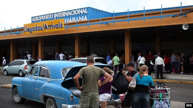 Los cubanos ayudan a sus familiares a reparar casas y autos, les compran regalos, invierten en negocios y hacen vida turística con ellos.