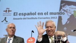 El ministro de Asuntos Exteriores, José Manuel García Margallo (dcha), acompañado del director del Instituto Cervantes, Víctor García de la Concha, durante la presentación del Anuario de esta institución. 