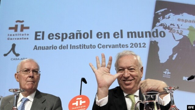 El ministro de Asuntos Exteriores, José Manuel García Margallo (dcha), acompañado del director del Instituto Cervantes, Víctor García de la Concha, durante la presentación del Anuario de esta institución. 