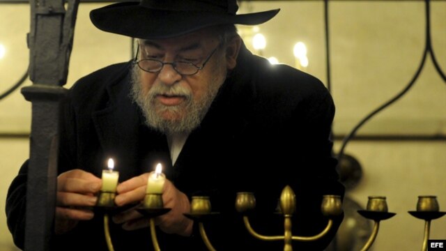 Durante la celebración de Hanukkah o fiesta de las luces se enciende el candelabro judío, la Menorah.