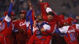 Foto de archivo. Jugadores del equipo de Cuba, tras derrotar a Australia, en el Clásico Mundial de Béisbol que se llevo a cabo en México, en 2009.