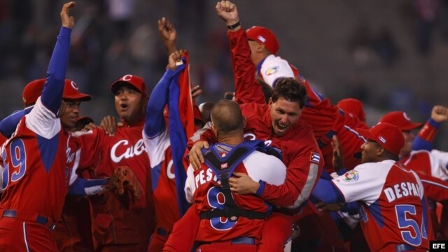 Foto de archivo. Jugadores del equipo de Cuba, tras derrotar a Australia, en el Clásico Mundial de Béisbol que se llevo a cabo en México, en 2009