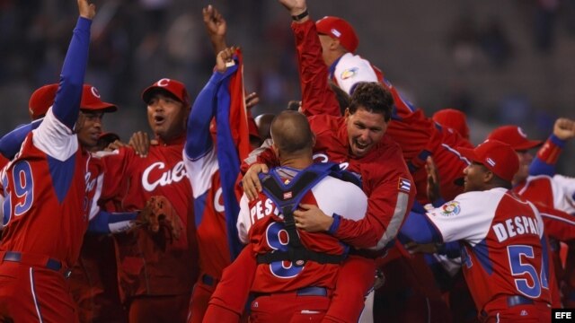 Foto de archivo. Jugadores del equipo de Cuba, tras derrotar a Australia, en el Clásico Mundial de Béisbol que se llevo a cabo en México, en 2009.