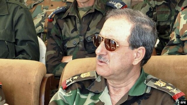 Foto de archivo facilitada por la agencia siria de noticias (SANA) el 10 de julio de 2012 que muestra al ministro sirio de Defensa, Daud Abdelá Rayiha.