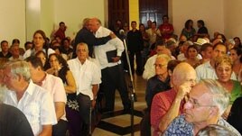 Carlos Saladrigas (pasillo) abraza al expreso político Oscar Espinosa "Chepe". Cortesía Juan Antonio Madrazo.