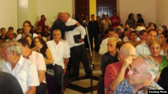 Carlos Saladrigas (pasillo) abraza al expreso político Oscar Espinosa "Chepe". Cortesía Juan Antonio Madrazo.