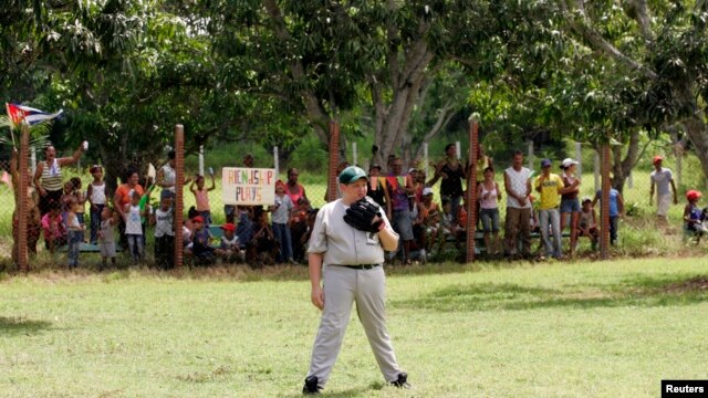 Los encuentros deportivos a distintos niveles con equipos cubanos forman parte del acercamiento "de pueblo a pueblo" promovido por la administración Obama. En la foto un jugador de Twin State Peregrines de Vermont durante una visita a Cuba. 