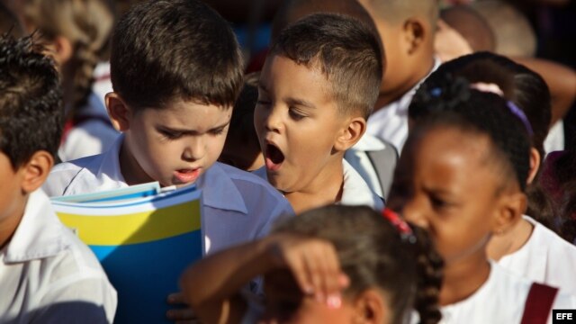 Un niño (c) bosteza durante un acto en una escuela primaria el lunes 2 de septiembre de 2013, en La Habana (Cuba). 