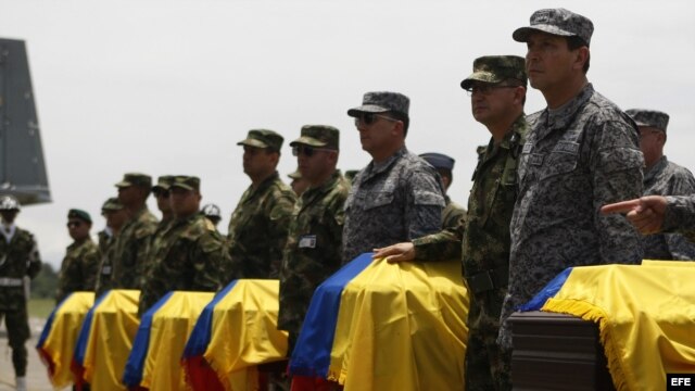 Soldados colombianos permanecen junto a los féretros de soldados muertos en un ataque de la guerrilla comunista de las FARC en zona rural del municipio de Timba, departamento del Cauca.