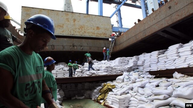 Un grupo de trabajadores desvela varios contenedores ocultos entre sacos de azúcar y que presumiblemente contienen material bélico, dentro del barco norcoreano Chong Chon Gang el martes 16 de julio de 2013, en el muelle de Manzanillo en Colón (Panamá). 