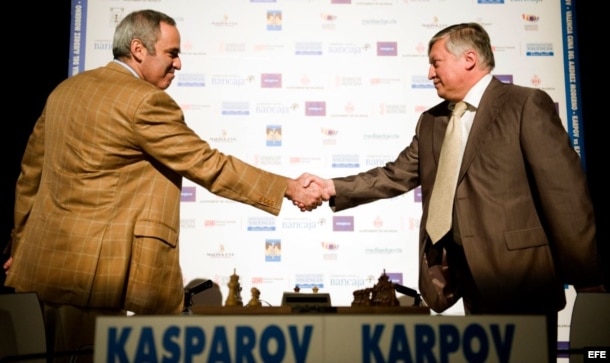 (i-e) Gary Kasparov y Anatoly Karpov, el 24 de septiembre de 2009, en Valencia, España.
