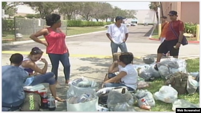 Un grupo de migrantes cubanos sin familias en EEUU acampaban frente a las oficinas del Servicio Mundial de Iglesias, en Miami. (Captura de video, AméricaTevé).