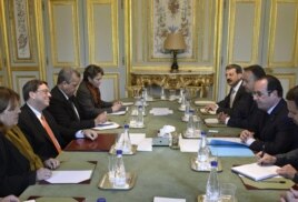El presidente galo, François Hollande (dcha), mantiene una reunión con el ministro de Exteriores buano, Bruno Rodríguez (izq), en el Palacio del Elíseo en París (Francia) hoy, martes 21 de abril de 2015.