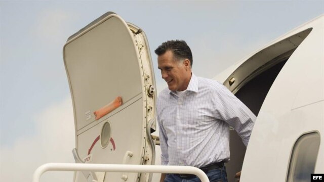 El candidato republicano a la presidencia de Estados Unidos, Mitt Romney, desciende del avión a su llegada a Tampa para la Convención de su partido.
