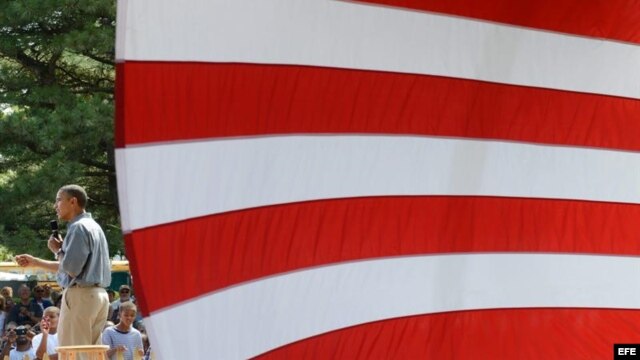 El presidente estadounidense, Barack Obama (i), pronuncia un discurso durante un evento de campaña en Ohio.