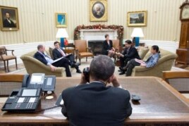 El presidente Barack Obama habla por teléfono con Raúl Castro (White House).
