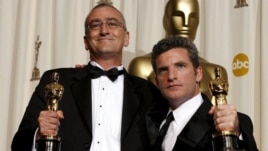 Fotografía de archivo fechada el pasado 5 de marzo de 2006 que muestra a los editores de sonido Mike Hopkins (i) y Ethan Van der Ryn (d) con el Óscar a la mejor edición de sonido por 'King Kong'. Según fuentes oficiales Michael Hopkins murió el 31 de dici