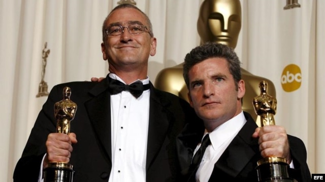Fotografía de archivo fechada el pasado 5 de marzo de 2006 que muestra a los editores de sonido Mike Hopkins (i) y Ethan Van der Ryn (d) con el Óscar a la mejor edición de sonido por 'King Kong'. Según fuentes oficiales Michael Hopkins murió el 31 de dici