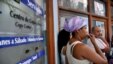 Cubanos esperan a usar una sala de navegación de Internet