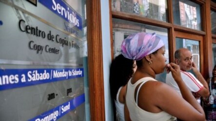 Cubanos esperan a usar una sala de navegación de Internet