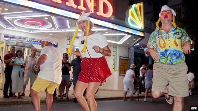 Turistas en la Calle Duval, un lugar emblemático de los Cayos de la Florida.