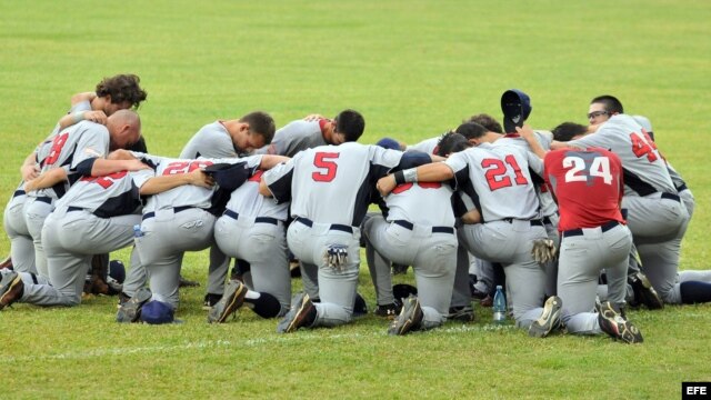 Jugadores de Estados Unidos se concentran antes de un amistoso de béisbol con Cuba hoy, lunes 9 de julio de 2012, en el estadio Latinoamericano de La Habana (Cuba). 