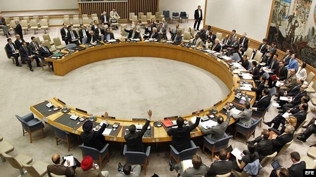 Una vista general del Consejo de Seguridad de la ONU mientras adoptan la resolución 2042 que autoriza el envío de 30 observadores internacionales para vigilar el cumplimiento del plan de paz por el gobierno sirio y la oposición. EFE/UN Photo/Paulo Filguei