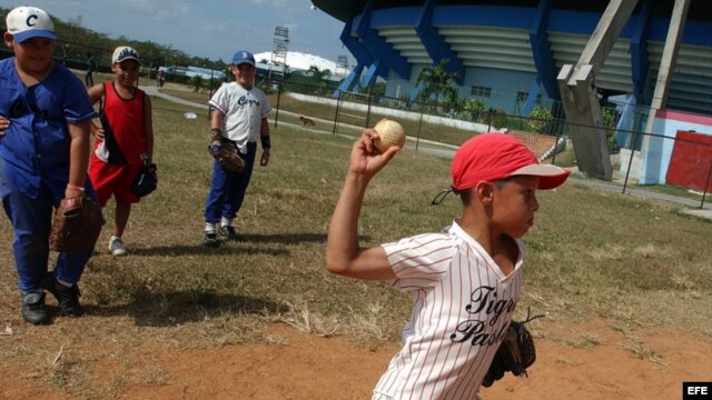 Todo niño cubano sueña con tener un guante y un bate para jugar pelota.