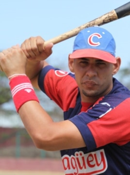 Dariel Alvarez, con el uniforme de Camaguey en la Serie nacional de Cuba