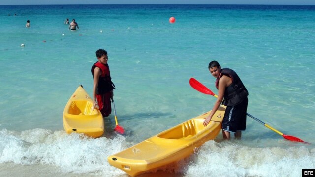 Turistas en playas cubanas