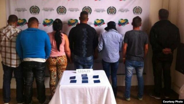 La policía de Risaralda, Colombia, detuvo a estos siete cubanos que viajaban sin documentos hacia Medellín.