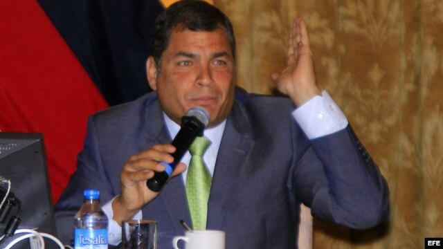 El presidente Correa cree que el asilo a Assange lo ayudará a reelegirse el año que viene, dice la revista. 