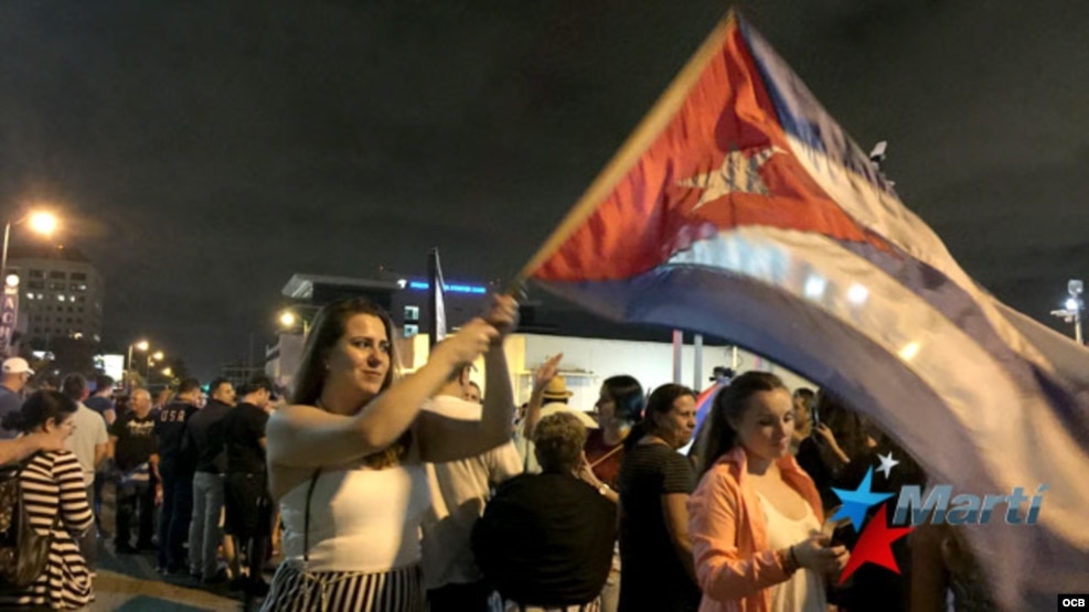 Exiliados de Miami celebran la muerte de Fidel Castro. (Foto: Carlos Ojeda)
