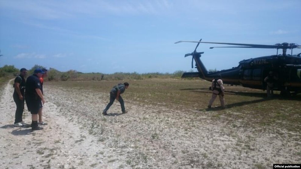 Un helicóptero Blackhawk de la División de Operaciones Aero-marítimas de CBP transportó al grupo hasta Aguadilla, donde los agentes de la Patrulla Fronteriza asumieron su custodia para procesamiento inmigratorio. Foto CBP.